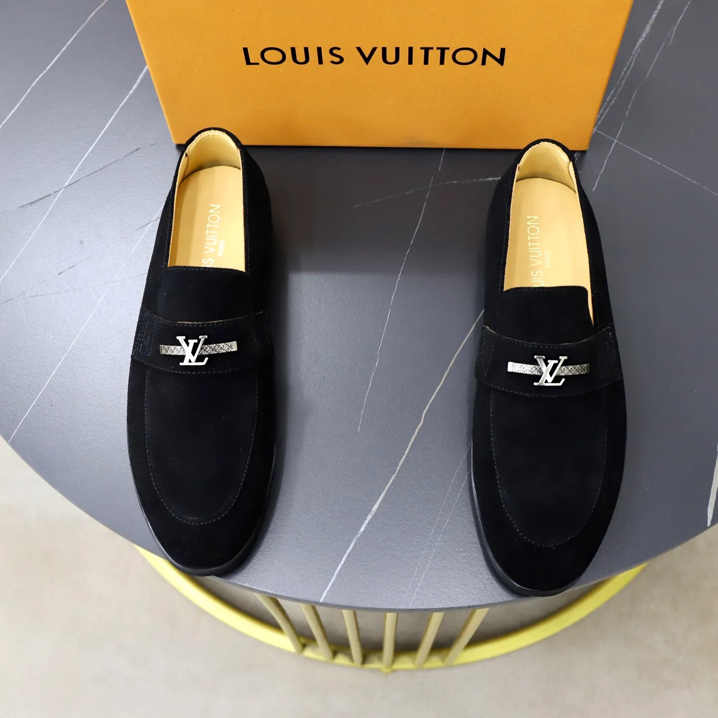 Ex-factory price: 442💰🙅‍♂️🙅‍♂️🙅‍♂️ Brand: LV Louis Vuitton Standard code: 38-44 (45 customized) Grade: Same as the official website Material: Original cow suede material stitching Comfortable and breathable cowhide lining Lightweight wear-resistant foam outsole Style category: Men's fashionable casual shoes Running sports shoes Distinguished luxury brand elements Top luxury color: actual picture color